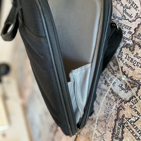 Used ZERO HALLIBURTON great condition with strap - Picture 5 of 7